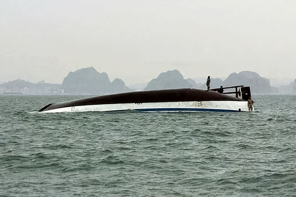 vietnam, 34 dead sinking tourist